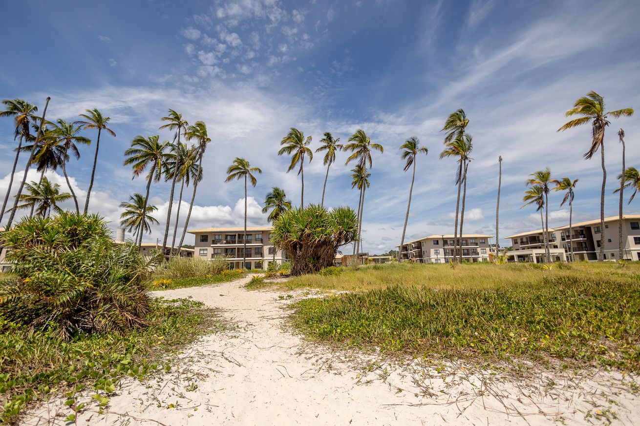 Sand path up to the buildings